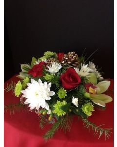 Christmas Centerpiece with Pine Cones
